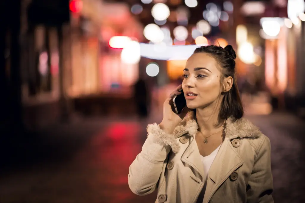 chica con telefono en la noche