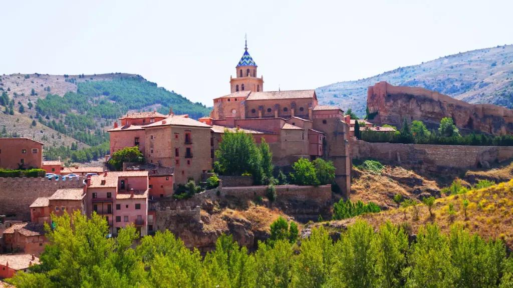 ciudad espanola en verano albarracin