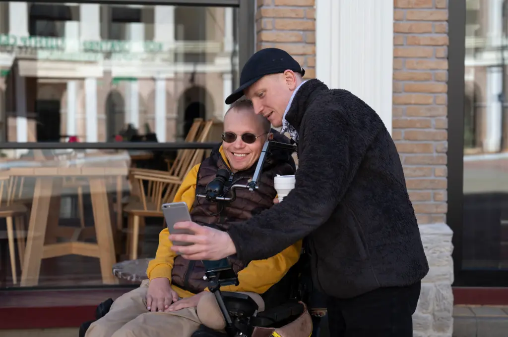 hombres de tiro medio mirando el telefono inteligente