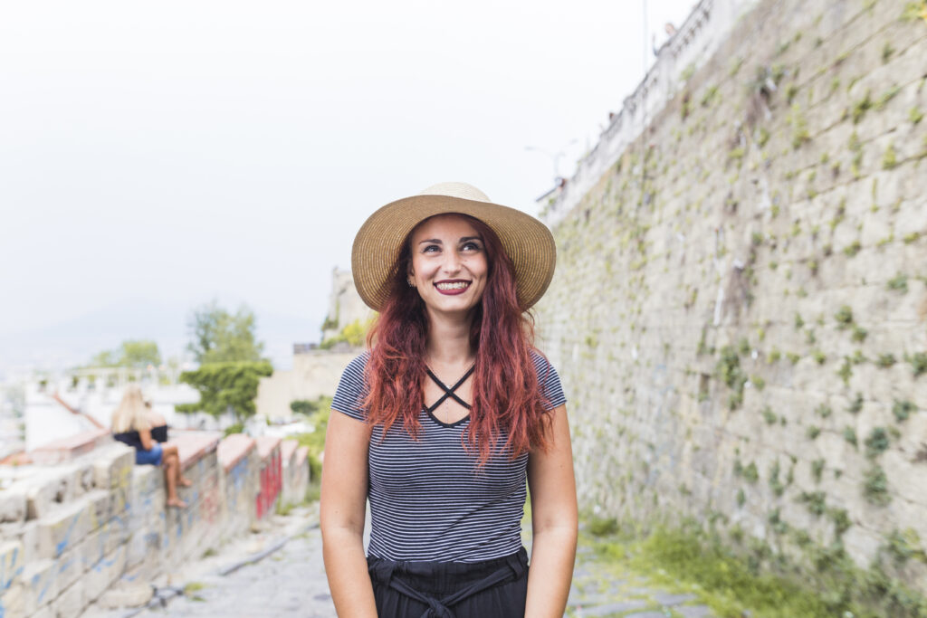 turista feliz al lado de muro