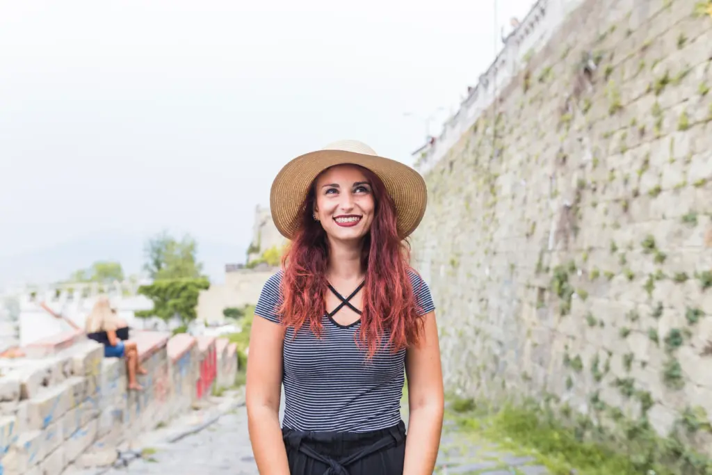 turista feliz al lado de muro