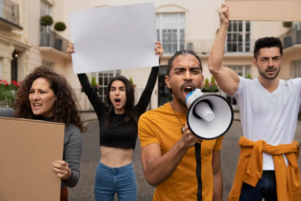 gente que protestaba con pancartas de cerca