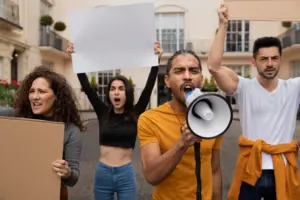 gente que protestaba con pancartas de cerca