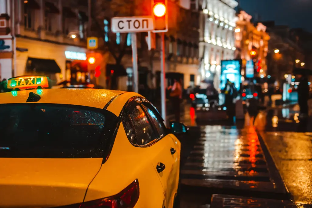 calle de noche con trafico
