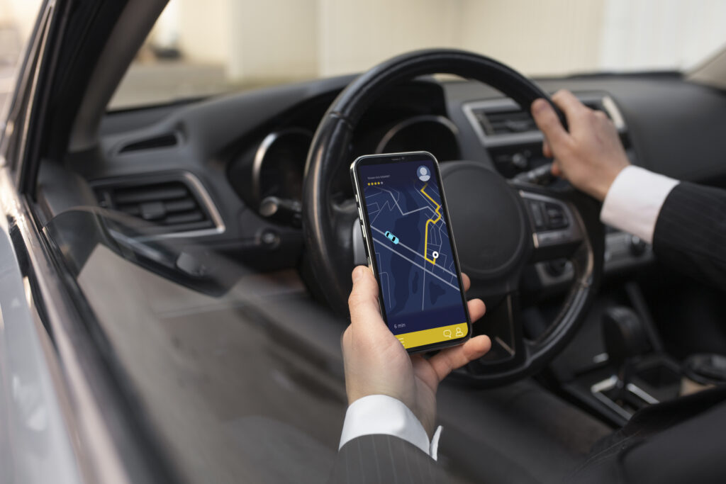joven conductor de uber en el interior del coche