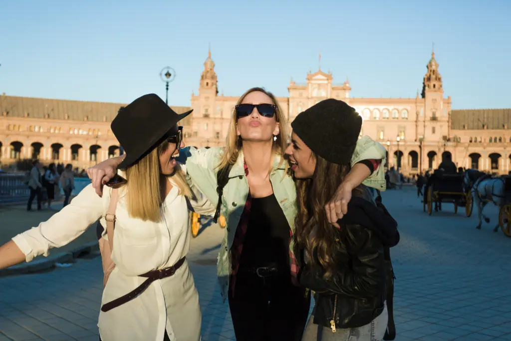 mujeres con estilo en el cuadrado