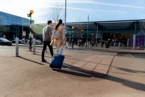 pareja de tiro completo caminando con equipaje