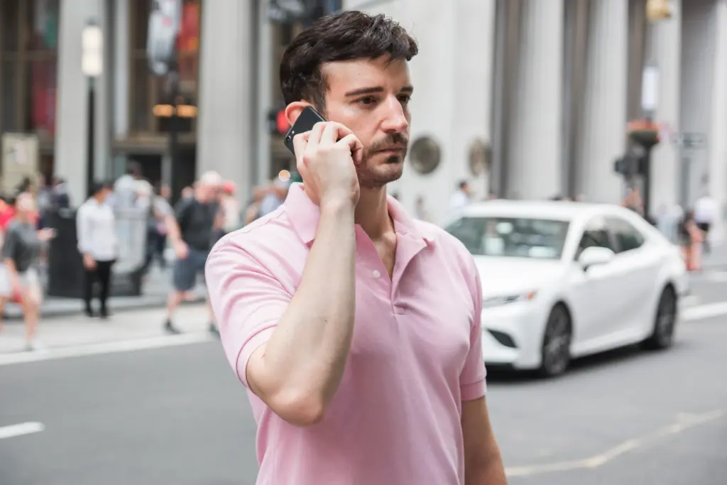 hombre serio hablando en telefono inteligente