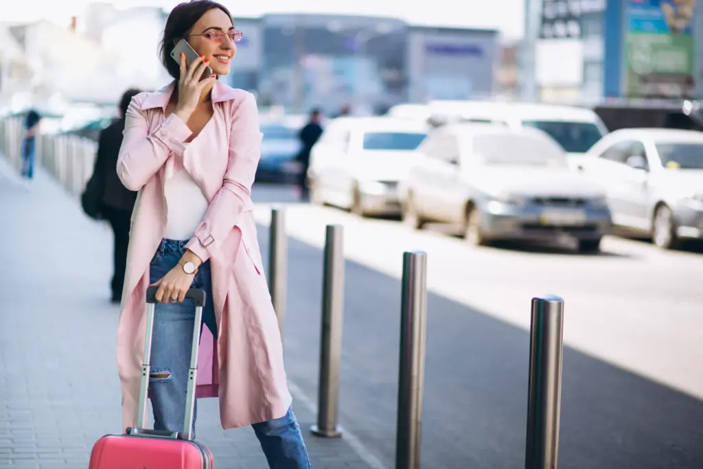 mujer con telefono en el aeropuerto