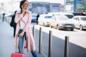 mujer con telefono en el aeropuerto