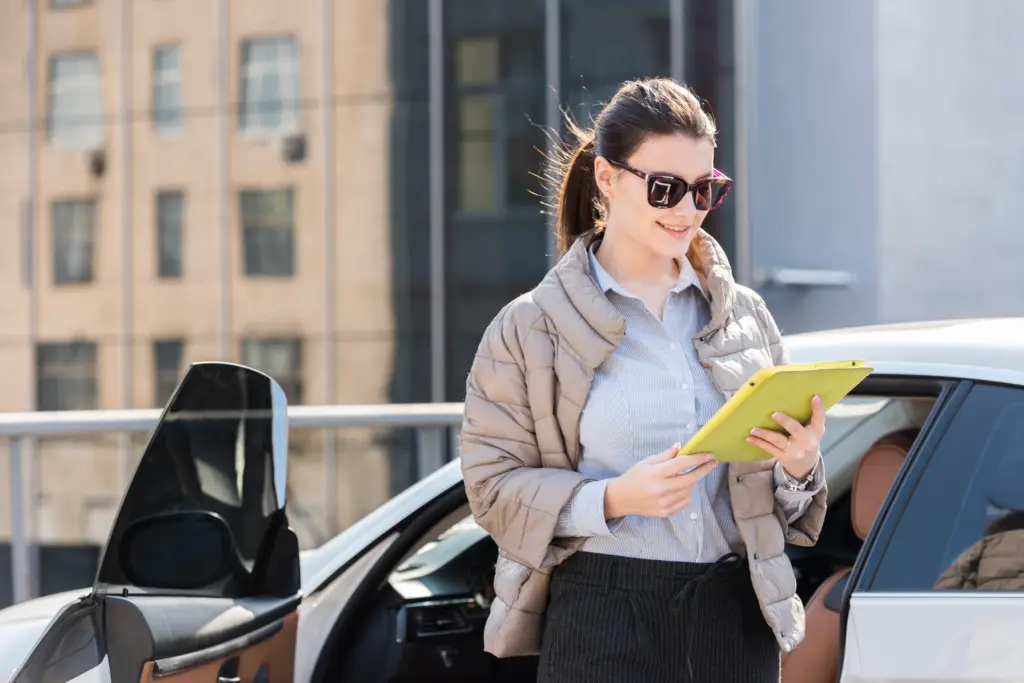 mujer de negocios morena en el exterior