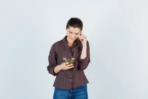 retrato de una adolescente con smartphone en camisa rayas marron y mirando alegre vista frontal