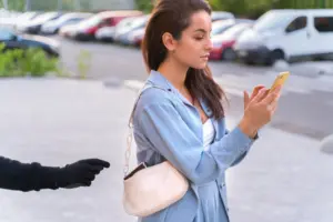 primer plano del hombre preparandose para robar la mujer joven