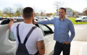 gente pasando tiempo en la gasolinera