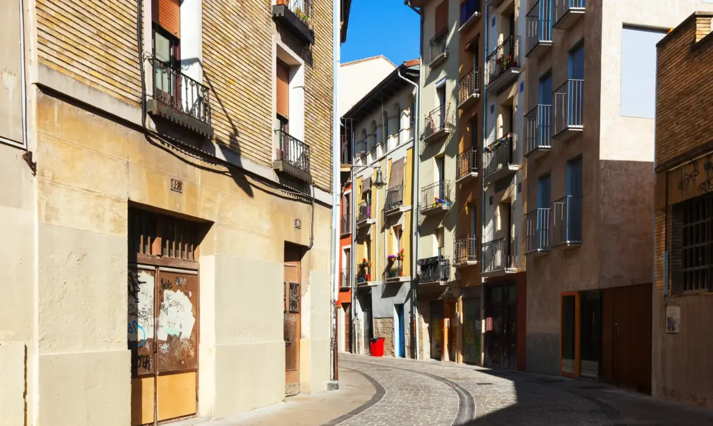 calle de la ciudad europea pamplona