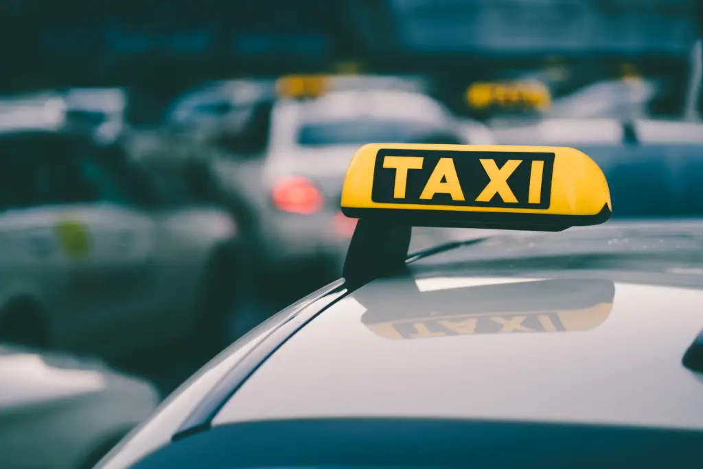 disparo de enfoque selectivo de un cartel de taxi amarillo en un atasco de trafico