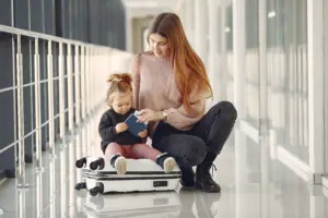 madre con hija en el aeropuerto