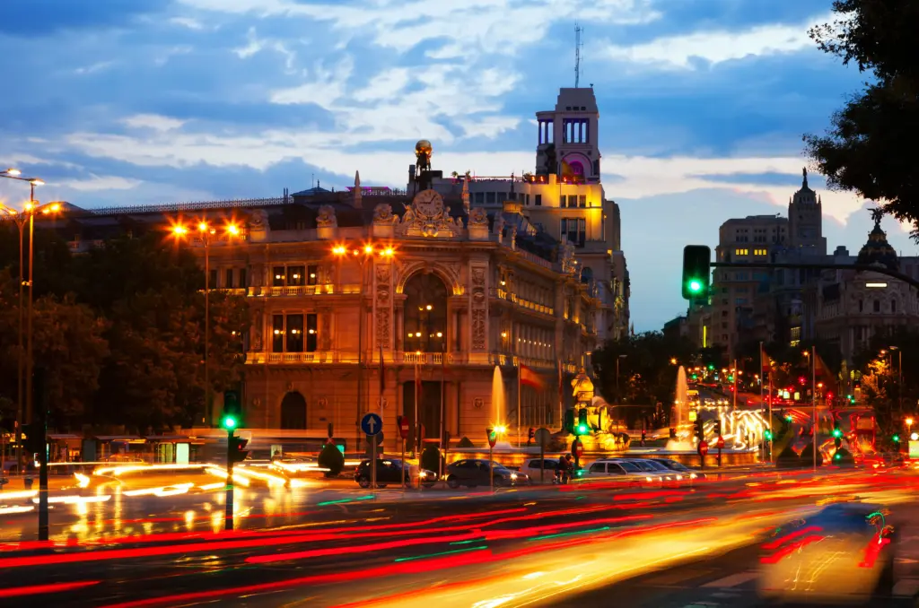 plaza de cibeles en la oscuridad madrid