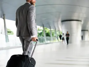 empresario sosteniendo equipaje para viaje de negocios