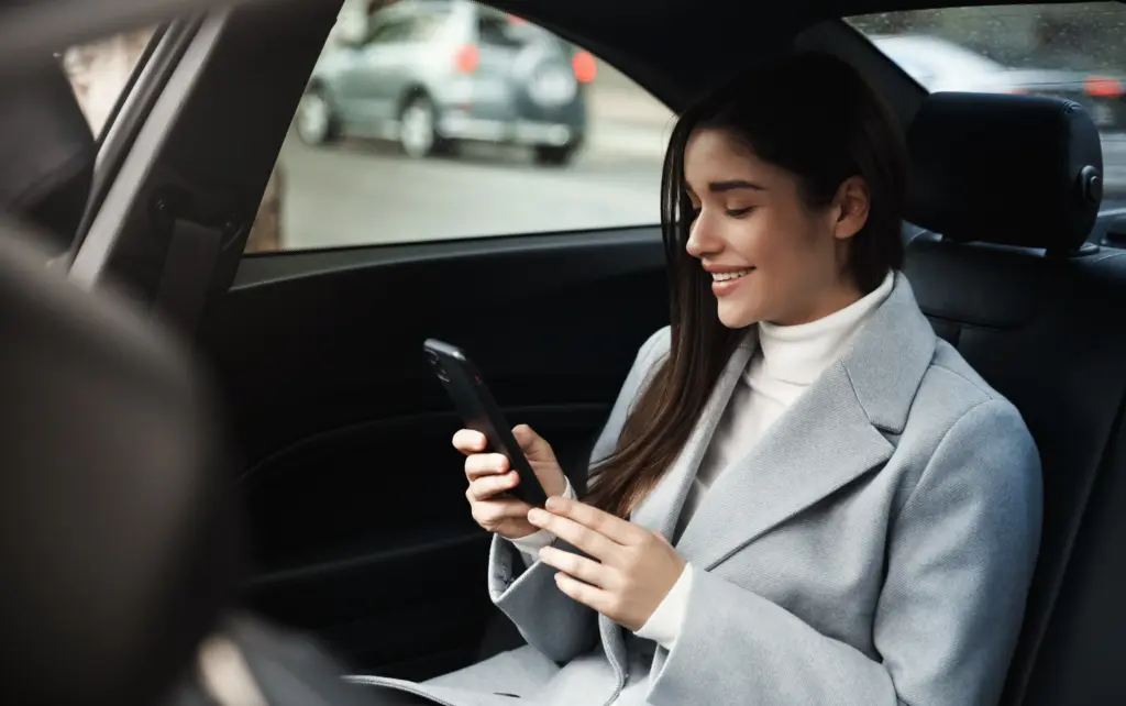 mujer sonriente viajando en coche