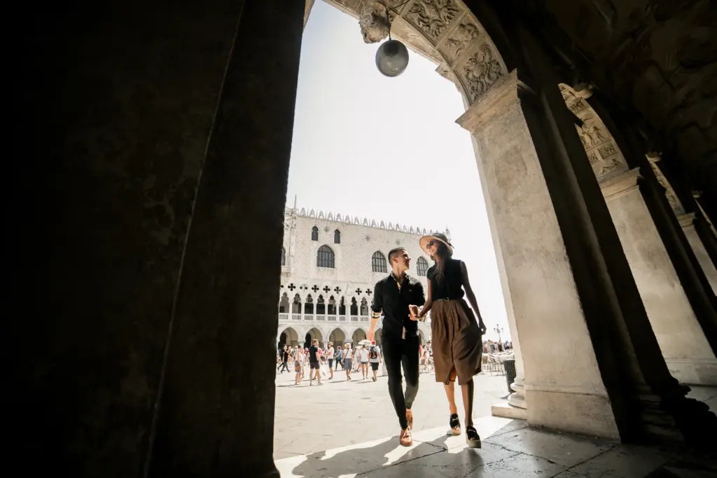 pareja en luna de miel en venecia