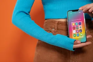 vista frontal de la mujer que muestra su telefono inteligente