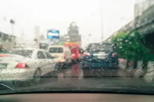 gotas de lluvia en el vidrio del coche