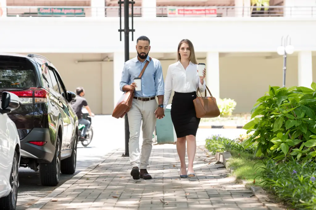 hombre y mujer pensando en sus telefonos al aire libre