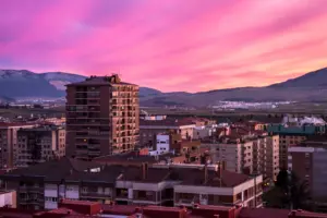impresionante vista de una ciudad y una puesta de sol rosa