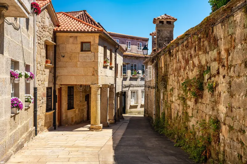 callejuelas estrechas con arcadas columnas de piedra antigua en el centro pontevedra galicia 340354918