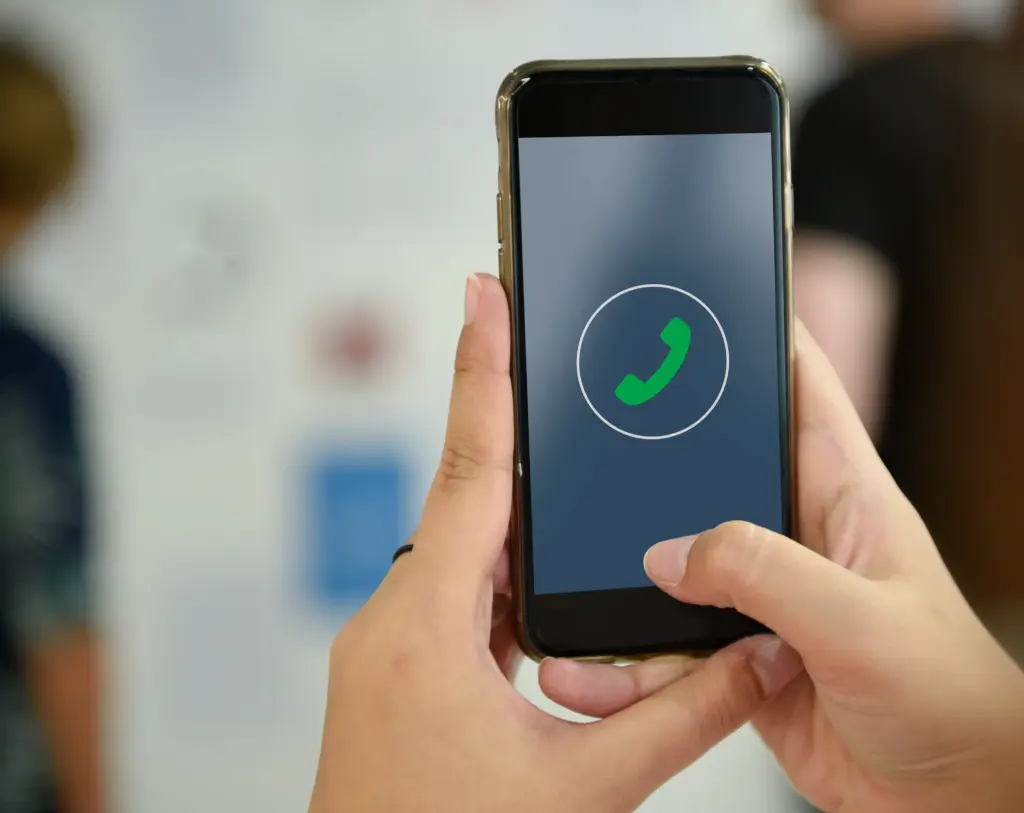 mano que sostiene el telefono movil snap taking photo