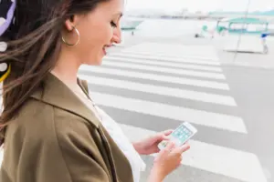 primer plano de una mujer joven feliz con telefono movil