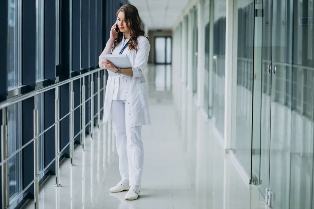 joven doctora con estetoscopio en el hospital