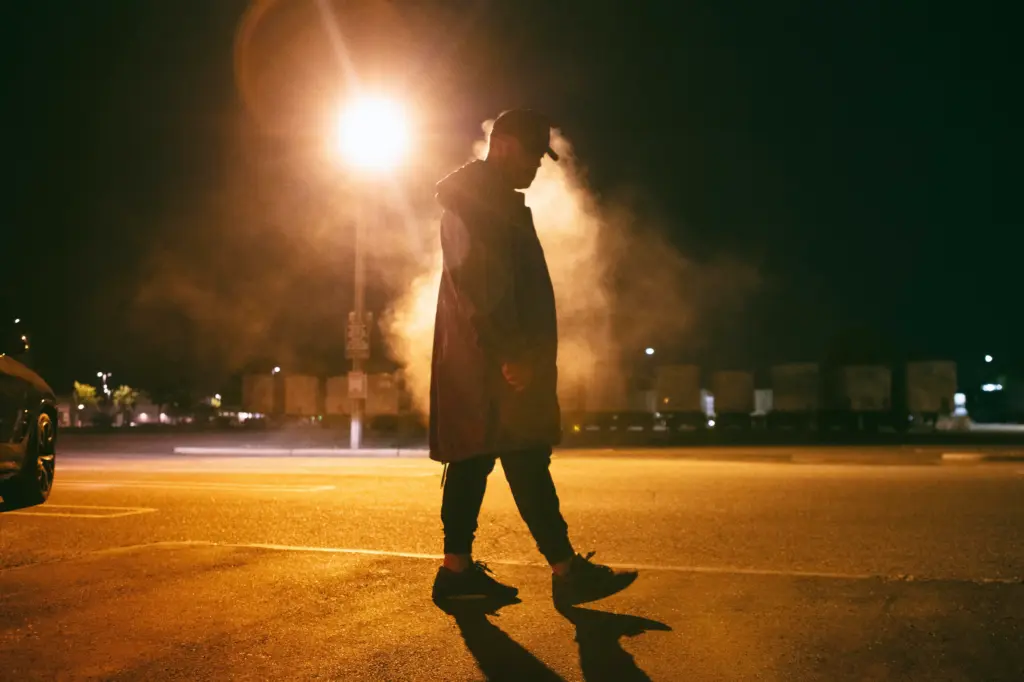 hombre de noche en las calles de la ciudad