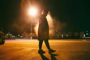 hombre de noche en las calles de la ciudad