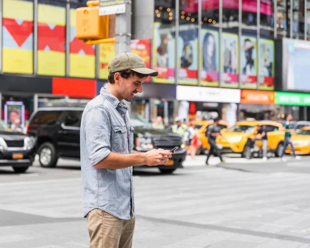 hombre feliz enviando mensajes de texto en su telefono inteligente (1)