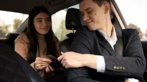 mujer que desea pagar servicios de taxi (1)