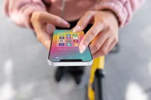 cerrar las manos sosteniendo el telefono con aplicaciones