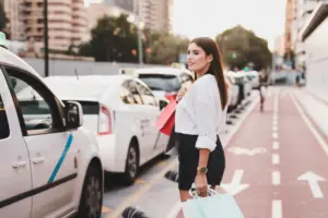 chica de compras paseando