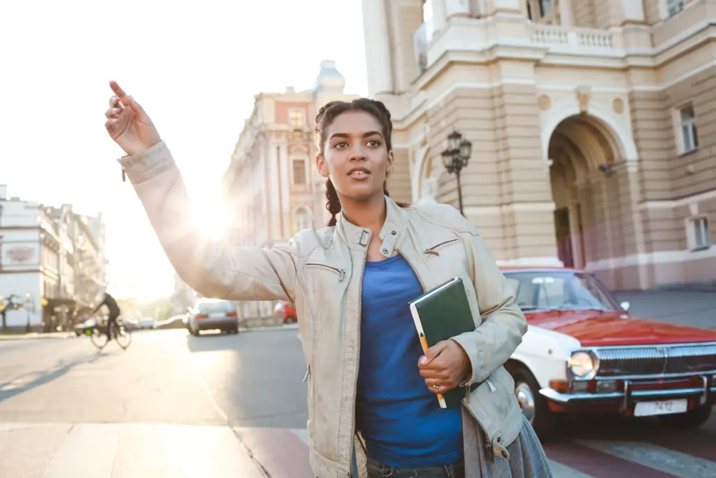 hermosa nina africana coger el coche