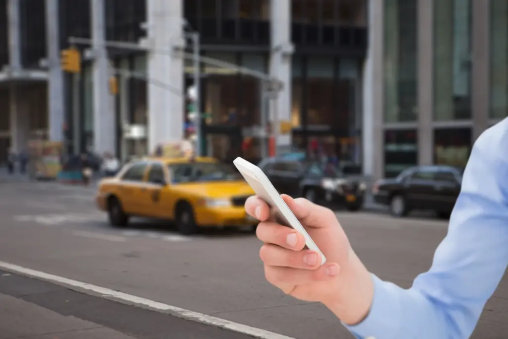 hombre con un telefono en la calle