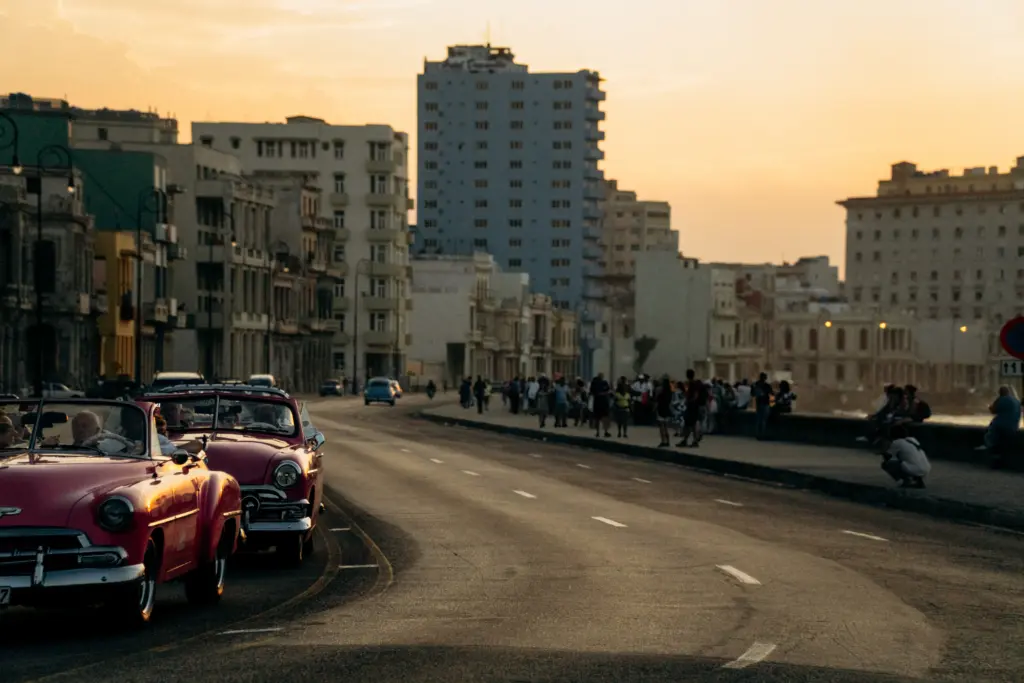 la ciudad de noche vive tranquila