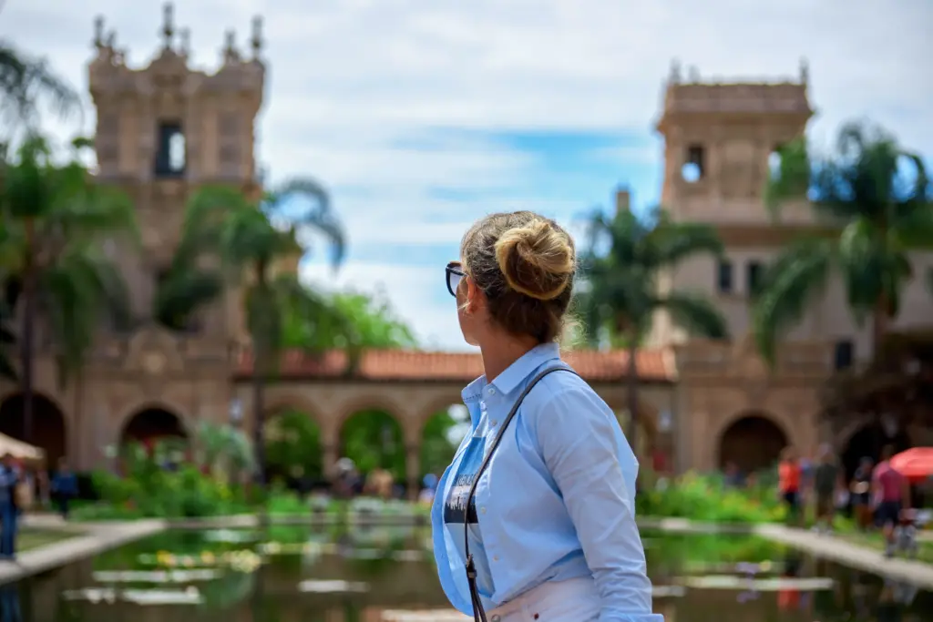 retrato de una bella mujer en un parque ()