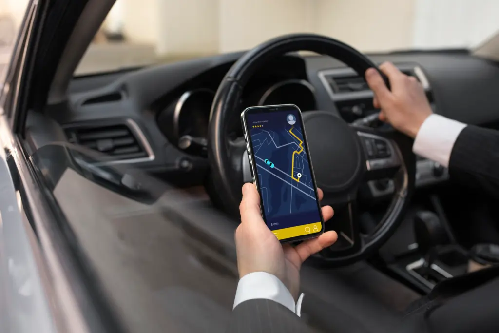 joven conductor de uber en el interior del coche