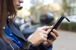 joven y bella mujer utilizando su telefono movil en la calle
