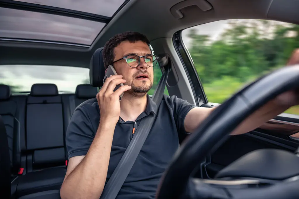 conductor al telefono hombre detras del volante comportamiento de carretera arriesgado
