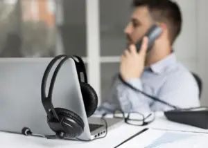 hombre de negocios hablar telefono