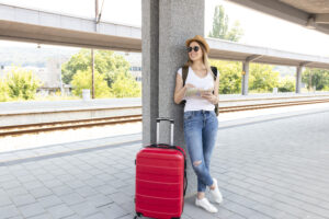 viajero en la estacion de tren con su equipaje
