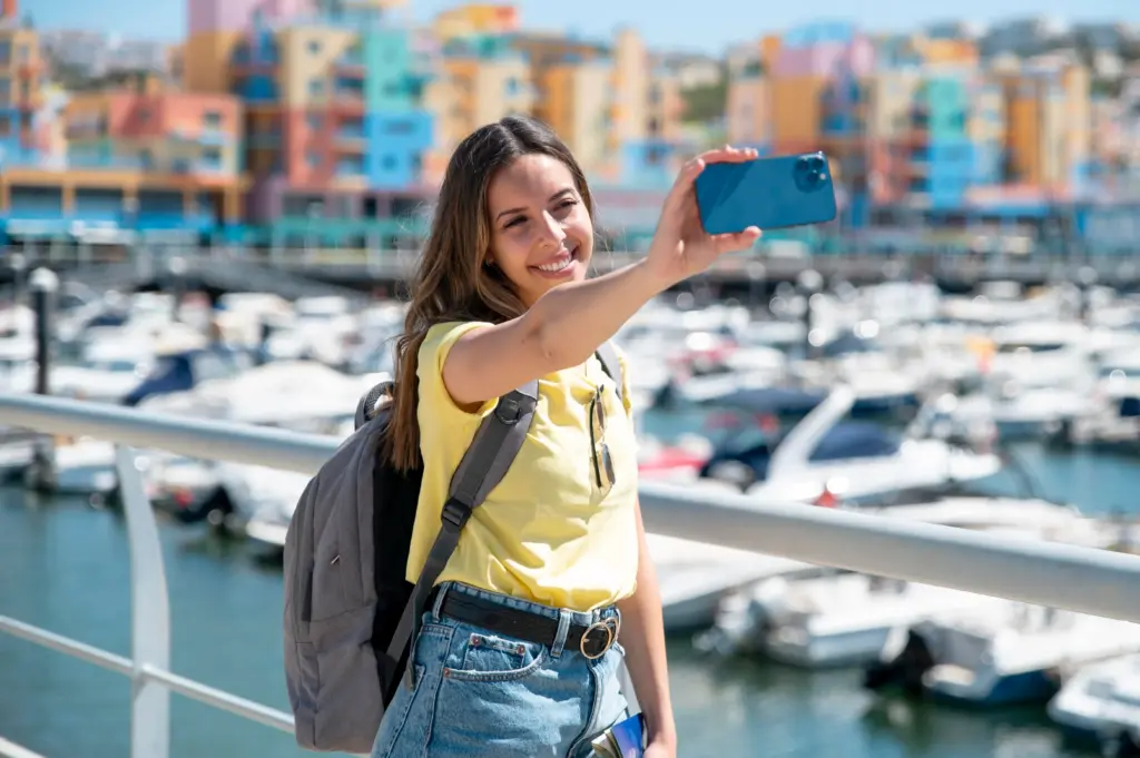 mujer joven viajando sin covid