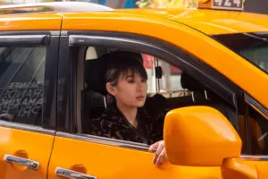 mujer que usa coche electrico para viajar en la ciudad